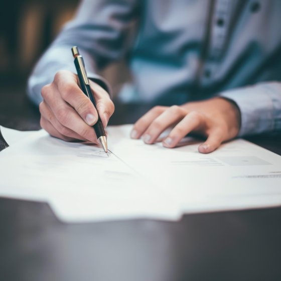 إعداد العقود